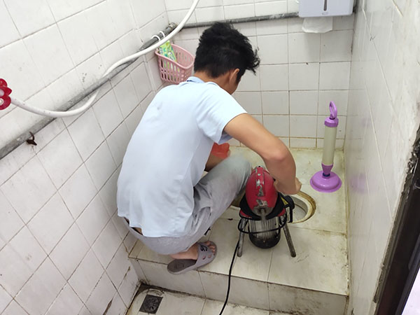东山管道堵塞冒臭气 专业师傅现场解决问题