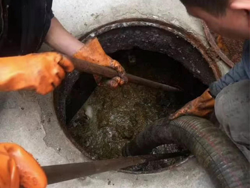 东山清理化粪池时如何避免沼气的危害?